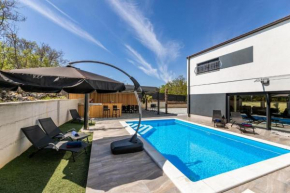 VILLA GEORGE z ogrevanim bazenom in vrtno kuhinjo